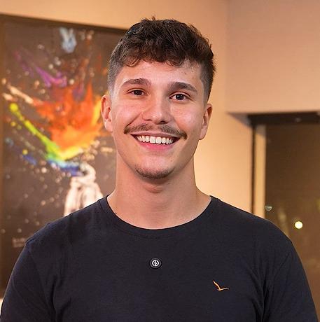 Teacher Lucas Veloso, professor de inglês para todas as idades